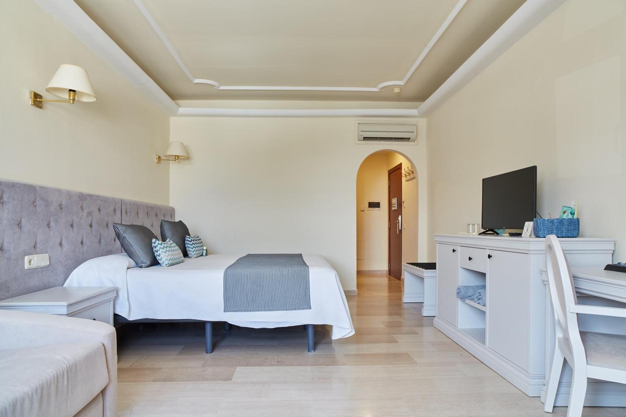 Grand Hotel Palladium Santa Eulalia Del Rio Zewnętrze zdjęcie
